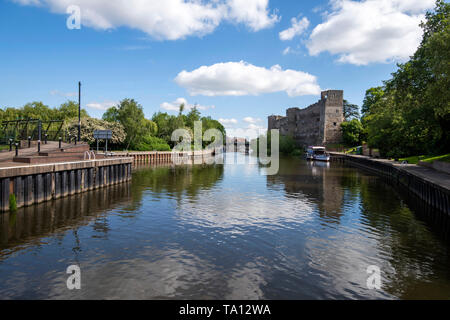 Château de Newark reflétée dans la rivière à Newark on Trent, Lancashire England UK Banque D'Images