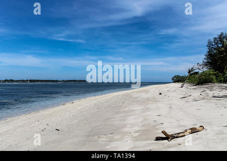 GILI AIR, l'Indonésie - Décembre 01, 2013 : eaux vierges et d'une plage de sable blanc sur Gili Air. L'une des trois îles Gili populaires près de Lombok. Banque D'Images