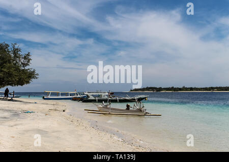 GILI AIR, l'Indonésie - Décembre 01, 2013 : plage de sable avec des bateaux à Gili Trawangan. La plus grande des trois îles populaires près de Lombok, Indoniesia. Banque D'Images