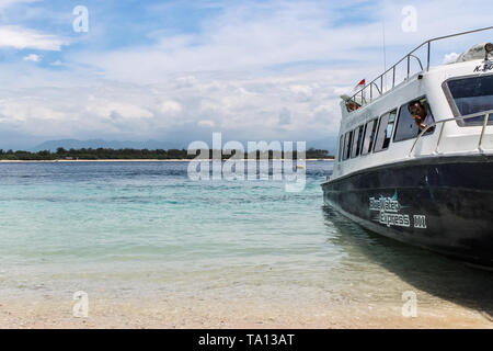 GILI AIR, l'Indonésie - Décembre 01, 2013 : plage de sable avec des bateaux à Gili Trawangan. La plus grande des trois îles populaires près de Lombok, Indoniesia. Banque D'Images