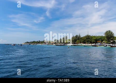 GILI AIR, l'Indonésie - Décembre 01, 2013 : plage de sable avec des bateaux à Gili Trawangan. La plus grande des trois îles populaires près de Lombok, Indoniesia. Banque D'Images