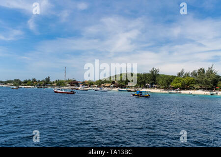 GILI AIR, l'Indonésie - Décembre 01, 2013 : plage de sable avec des bateaux à Gili Trawangan. La plus grande des trois îles populaires près de Lombok, Indoniesia. Banque D'Images