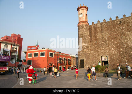 Cuernavaca, Morelos, Mexique - 24 Déc., 2018 : les gens à pied en face du Palace de Cortes (Palacio de Cortes), la veille de Noël. Banque D'Images