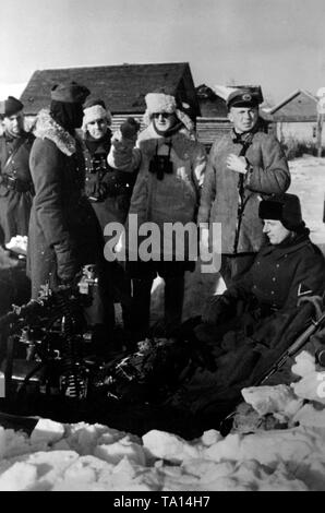Des officiers allemands et des soldats de la Wehrmacht sont maintenant à une séance d'une mitrailleuse dans le post de Démiansk entouré. Photo de l'entreprise de propagande (PK) : correspondant de guerre Beissel. Banque D'Images