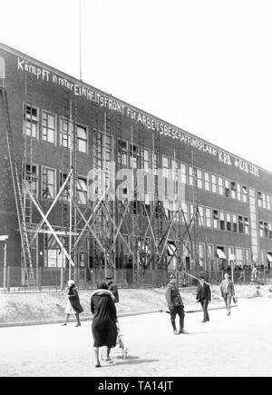 Les échelles en face de la Berliner Arbeitsamt Sued-Ost (Office du travail sud-est) par l'intermédiaire de laquelle les communistes ne peut peindre leurs slogans du jour au lendemain sur la façade de l'immeuble : "Lutte dans l'unité rouge pour l'avant plan de création d'emplois du parti communiste' et 'Le Frontkaempferbund RFB (roter) vit." (sans date photo). Banque D'Images