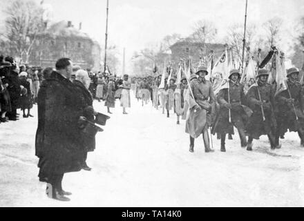 Sur le 50e anniversaire de l'Empire allemand en 1931, la garnison de Munich défilés en avant du Premier Ministre bavarois Heinrich a tenu et le général Wilhelm Ritter von Leeb à Koenigsplatz à Munich. Défilé de la compagnie garde couleur avec les drapeaux de l'armée impériale. Banque D'Images