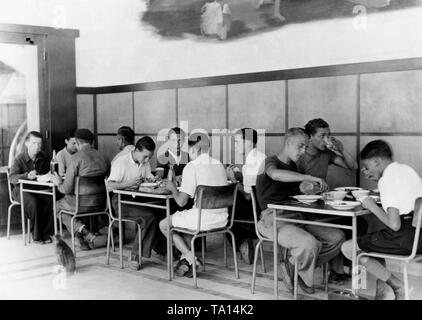 Le Comité de la jeunesse de France a mis en place une banque à Paris, qui sert de refuge aux jeunes français libéré des prisonniers de guerre. Les jeunes hommes de manger. Banque D'Images