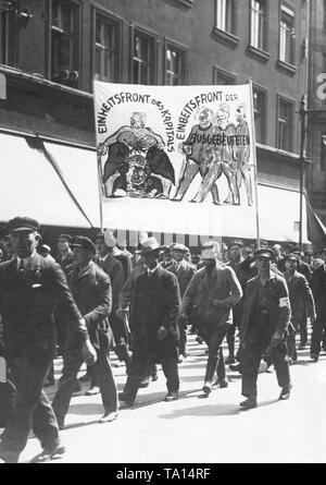 Au cours de la crise économique lors d'une manifestation organisée par le KPD, les chômeurs avec des signes de la demande des membres du SPD de se séparer de leur leadership et de former un front d'unité avec le KPD contre les capitalistes. Banque D'Images