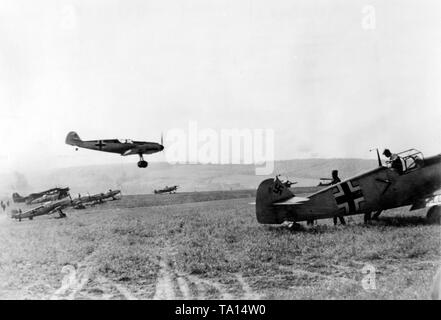 Une unité de chasseurs allemands Messerschmitt Bf (109) terrains sur une prairie après son retour de France. Banque D'Images