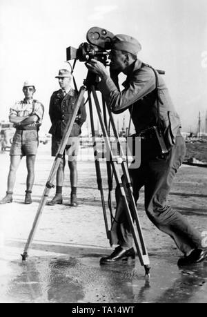 Marine allemande correspondant de guerre dans un port d'Afrique du Nord, 1941 Photo : correspondant de guerre Eimke Banque D'Images