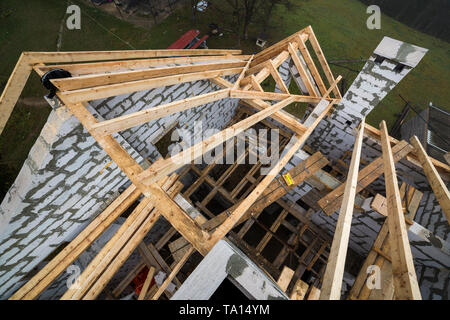 Vue de dessus du châssis de toit en bois poutres de bois et de planches sur les parois en blocs isolants en mousse creux. Bâtiment, construction, toitures et renovat Banque D'Images