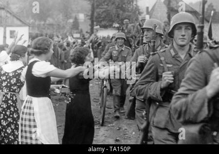 Les soldats allemands contre l'ex-German-Czechoslovak frontière près de Kirchdorf sur Octobre 1, 1938. Banque D'Images