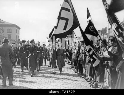 Le leader de la jeunesse du Reich Baldur von Schirach est accueilli par la jeunesse d'Hitler à Vienne's Westbahnhof. Von Schirach est rendu à Vienne au moment de l'annexion de l'Autriche à l'Empire allemand. Banque D'Images