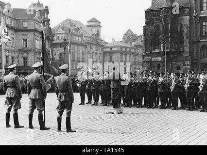 Un groupe de musique joue à l'occasion de l'anniversaire d'Adolf Hitler à Prague. La première République slovaque a été fondée sur la commande d'Hitler en mars 1939, et de Bohême et Moravie étaient occupés par la Wehrmacht. Banque D'Images