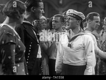 Comme Ruehmann Heinz Heini Jaeger (droite) dans la comédie 'Trois Bluejackets et une blonde', réalisé par Carl Boese. Trois garçons tous tomber en amour avec une fille blonde. Banque D'Images