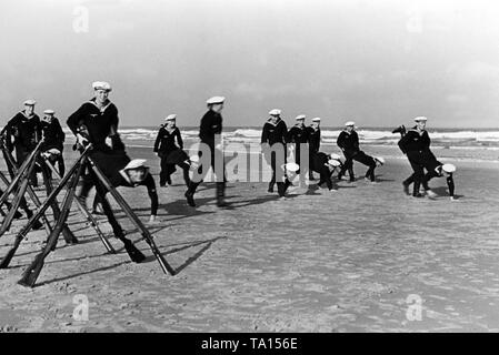 Au cours d'une pause entre les exercices, les recrues jouer poussant brouette. Banque D'Images