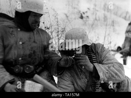 Pendant une pause dans les combats, deux soldats allemands fumer une cigarette. Ils sont situés à Dmitrijew-Lgowsk, environ 70km au sud-ouest d'Orel (OREL). Photo de l'entreprise de propagande (PK) : correspondant de guerre Henisch. Banque D'Images