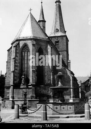 La paroisse catholique de style gothique tardif de l'église Saint Ulrich construit de 1444 à 1473 en tant que colonne basilique à trois nefs avec une tour haute de 70m dans la petite ville de Deidesheim dans la Rhénanie-Palatinat. Banque D'Images