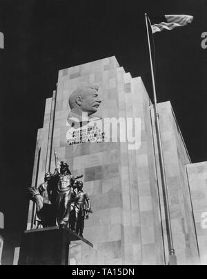 Vue sur le pavillon soviétique de l'exposition. Le relief Portrait de Joseph Staline à la façade de l'aile gauche. Banque D'Images