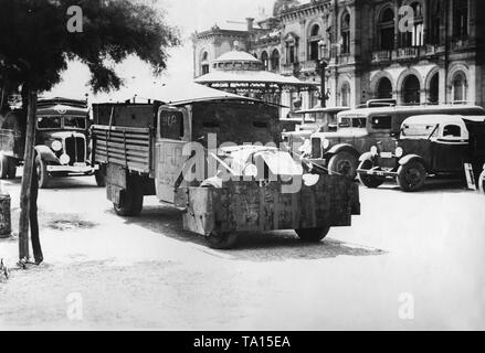 Photo d'un camion pick-up de la camp républicain, renforcées de plaques de blindage soudées en face du casino à San Sebastian. La cabine, bonnet et le fret ont été protégés pour le transport des combattants. De son côté l'UGT et abréviations UHP sont peintes. L'UGT (l'Union européenne, le marxiste Union General de Trabajadores) et l'UHP (unité de combat communiste, Unios Hermanos Proletarios) ont combattu du côté du gouvernement. Dans l'arrière-plan, d'autres blindés en partie les bus et les camions. Banque D'Images