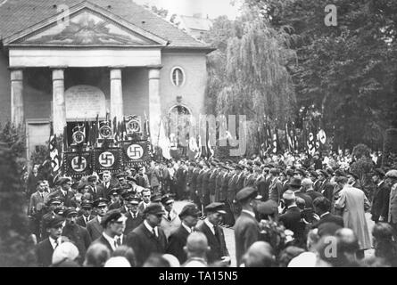 L'enterrement de la SA états Hermann Tielsch (tués dans des combats de rue) au cimetière de Luisenstadt a été transformé par Joseph Goebbels dans un grand événement de propagande du NSDAP. Tielsch a été honoré avec le drapeau des marches et la garde d'honneur composée de SA hommes. Banque D'Images