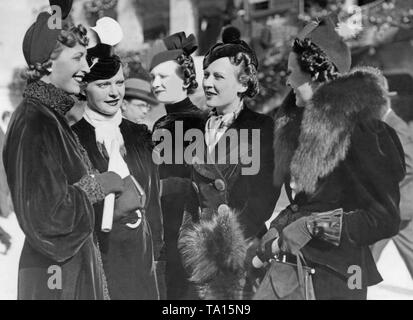 Modèles de la dernière mode automne / hiver 1936/37, ici à la course de chevaux 'Prix de l'Arc de Triomphe à l'hippodrome parisien "Longchamp". Banque D'Images