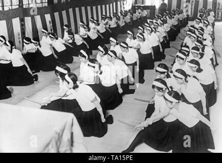 Une classe d'une école pour filles à Tokyo à la classe de Jiu-Jitsu. Sans Date (image, ca. 1930) Banque D'Images