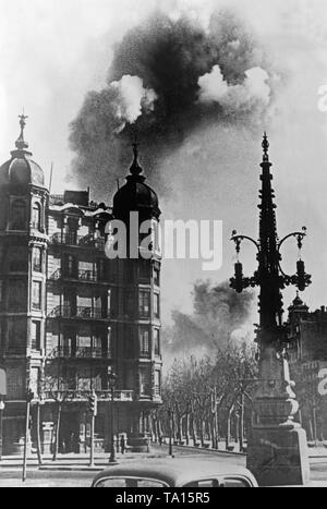 Photo de la Plaza de Catalunya (Place de Catalogne) après un attentat à Barcelone par la faction nationale espagnole le 21 mars 1938. Sur la droite, le boulevard Ramblas rempli d'arbres. Derrière, volutes de fumée. Banque D'Images