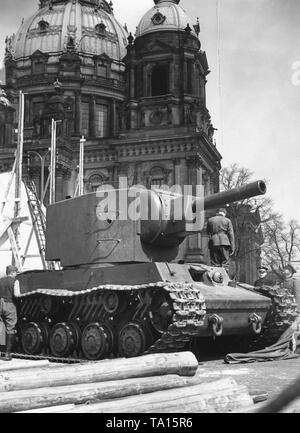 L'exposition 'owjetparadies' (le Paradis soviétique) est en cours de construction dans le Lustgarten. Ici, un KW 2 tank de l'Armée Rouge. Dans l'arrière-plan, la cathédrale de Berlin. Banque D'Images