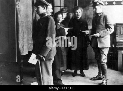 Les électeurs à un bureau de scrutin à l'occasion de l'élection pour l'Assemblée nationale . Banque D'Images