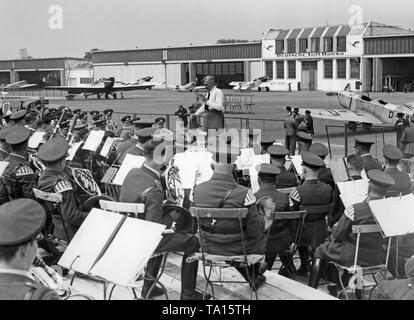 Les préparatifs pour l'arrivée d'un zeppelin à Berlin Tempelhof Airport. Une fanfare sur l'aire de manœuvre en face de hangars de la Lufthansa. Banque D'Images