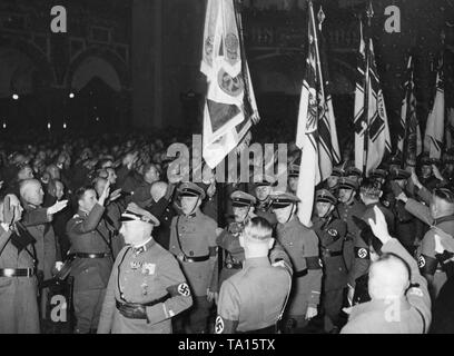 Le Gau je du Stahlhelm a organisé une célébration de Noël à la Cathédrale de Berlin. Ici, au cours de l'entrée des drapeaux. Banque D'Images