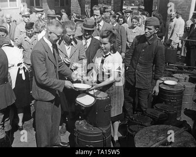 Le BDM distribue des aliments chauds à bombarder les victimes à un centre de soins à Berlin. Banque D'Images