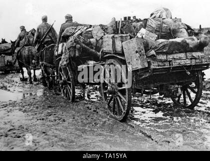 Les soldats allemands en poussant leur chemin à travers la boue avec leurs chariots dans la partie nord du front de l'Est. Photo de l'entreprise de propagande (PK) : correspondant de guerre Freckman. Banque D'Images