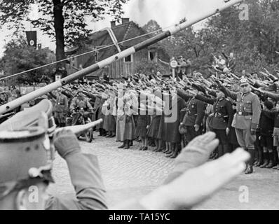 Les troupes allemandes franchissent la frontière à German-Czechoslovak ancien Ebersbach / Georgswalde (aujourd'hui Jirikov) le 2 octobre 1938. Les gens les saluer avec le salut nazi. Banque D'Images