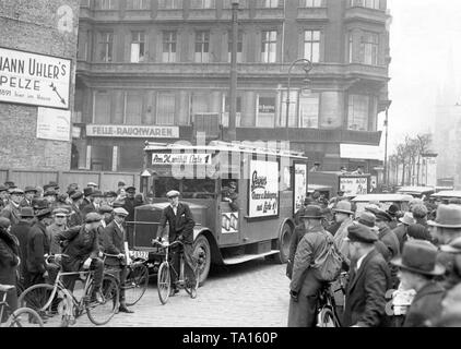 Camions de Krupp AG avec un système d'enceintes à l'occasion de la Diète prussienne d'élections. Ils font de la publicité avec des affiches électorales : 'Contre le chaos und decay Liste avec seulement 1 !' Banque D'Images