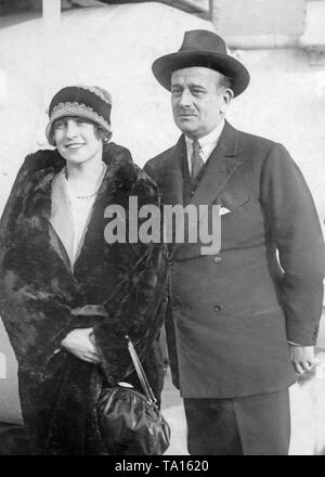 Grand-duc Boris Vladimirovitch Romanov de Russie avec sa femme au cours d'une visite à New York. Banque D'Images