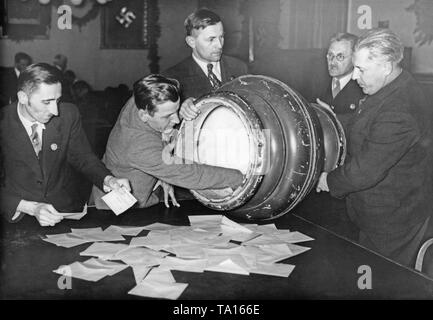 Après le référendum, l'urne est vidé dans un bureau de vote de Vienne. Dans le référendum, c'est voté sur l'annexion de l'Autriche à l'Empire allemand. Banque D'Images