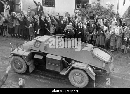 Les soldats allemands contre l'ex-German-Czechoslovak frontière près de Kirchdorf le 2 octobre 1938. Les résidents sont en train d'encourager la rue. Banque D'Images