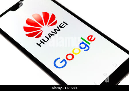 Huawei Mobile Cell Phone en utilisant Google Apps, Huawei a été fondée en 1987 à Shenzhen, Chine Banque D'Images