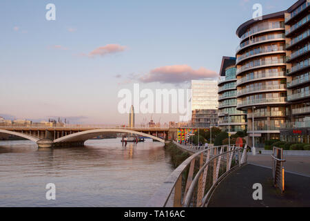 Grosvenor Bridge et les appartements de luxe de la Tamise à Londres, Angleterre Banque D'Images