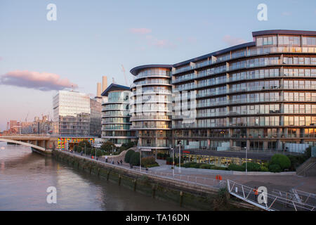 Grosvenor Bridge et les appartements de luxe de la Tamise à Londres, Angleterre Banque D'Images