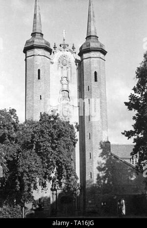 C'est une photographie de la cathédrale d'Oliwa de Gdansk. Elle est dédiée à la Sainte Trinité, Sainte Vierge Marie et de St Bernard. La basilique à trois nefs fut construite à la fin du 12ème siècle par les Cisterciens et appartenait à un monastère. En 1925, avec la création d'un diocèse par le Pape Paul VI, l'église fut élevé à la dignité d'une cathédrale. Banque D'Images