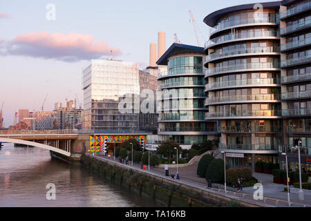 Grosvenor Bridge et les appartements de luxe de la Tamise à Londres, Angleterre Banque D'Images