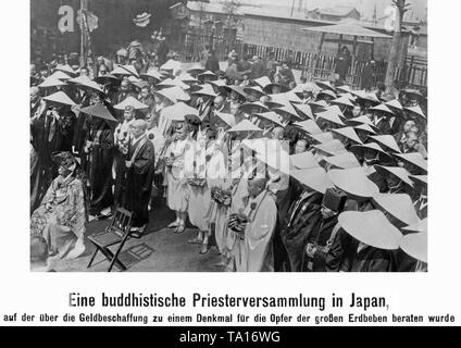 Un coup d'oeil à ceux présents à un rassemblement de prêtres bouddhistes au Japon pour discuter de la collecte de fonds pour commémorer les victimes de la 1923 tremblement de terre. Banque D'Images