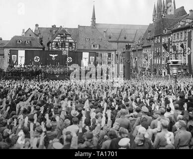 Vue sur la place du marché dans la région de Cheb, le 3 octobre 1938, alors que Hitler n'est prononce un discours lors de l'occupation des Sudètes. Hitler se trouve dans l'arrière-plan sur la tribune au lutrin. Banque D'Images