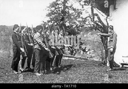 Un groupe de jeunes hommes du Tyrol du Sud, sous la direction d'un officier italien, faisons Dimanche des exercices militaires. C'était l'une des mesures radicales pour le Italianization du Tyrol du Sud après la Première Guerre mondiale. Avec la participation régulière à des exercices, les jeunes hommes ont été exemptés d'un tiers de leur service militaire de 18 mois (sans date photo). Banque D'Images