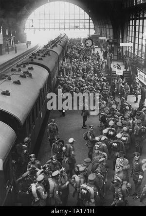 À l'occasion de la réunion des dirigeants du Reich Stahlhelm, un train spécial avec des participants de l'Ostmarkt et Brandebourg arrive à la Hannover Hauptbahnhof. Sur la droite, une femme porte un signe pour le "Bund Koenigin Luise' (Organisation de Femmes du Stahlhelm). Sur la droite, il y a une bannière avec l'inscription '/Heil !'. Banque D'Images