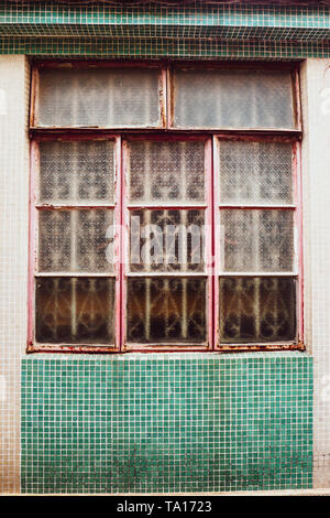 Fenêtre de chambre old vintage old fashion design classic sur mosaïque rustique vert sur fond de mur de béton Banque D'Images