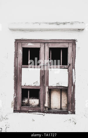 Vieux bois abandonner Windows dans Windows et Antique Frame white wall background béton Banque D'Images